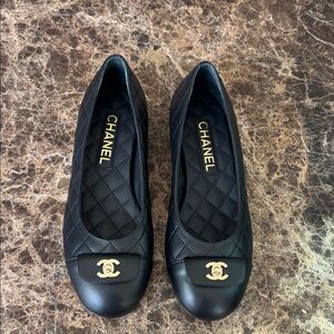 Chanel 24b black quilted calfskin lambskin classic Turnlock ballet flats sz 37.5